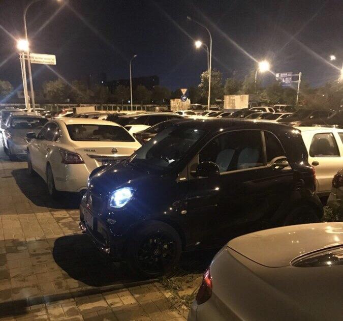 smart fortwo-购车总价 | 裸车价当时买的是14.8万左右
颜值 | 整体车小小的看起来很萌，LED行车灯很帅，御风蓝特有的颜色很引人，女孩子开起来回头率超高了
驾驶体验 | 织布座椅舒适度一般，车內噪音控制的不是很好，悬架偏硬，速度上来的话，胎噪和风噪比较大，方向盘很轻、很舒适，女孩子开起来也不累
空间 | 这么小的一个车空间还算挺大的，平时开着它带着朋友们出去烧烤呀野营啊什么的特别方便，后面也可以放得下一个大大的行李箱，平时送孩子的时候很方便
同级对比 | 之前超级喜欢宝马的那个小 min