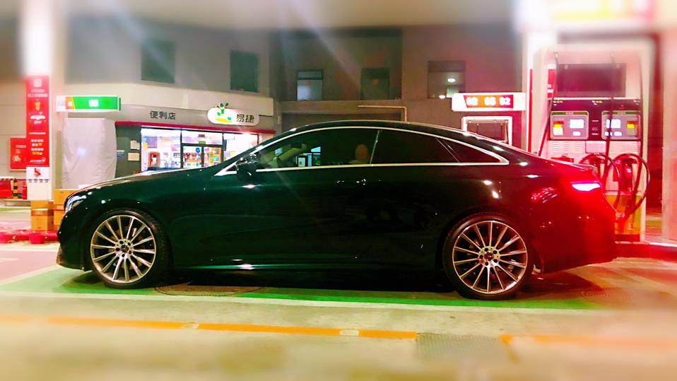奔驰e级(进口)-奔驰2019款E300 coupe加油频繁跳枪，只能人工慢速加，只要自动加至少跳枪10次以上。启动汽车的时候，车内没有汽油味儿……请问是油箱排气管堵了？还是碳罐堵了？