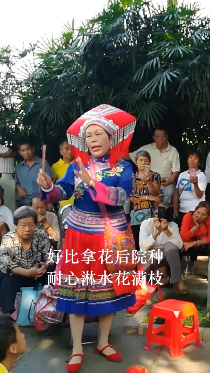和山歌王唱山歌动真情,老人家突然就哭了,太可怜了