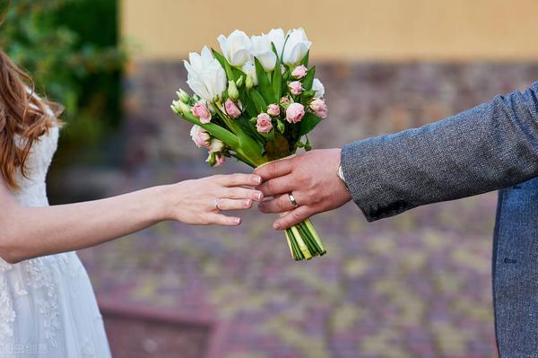 一个离婚男人爱你的真正表现（一个离婚男人爱你的真正表现有哪些）