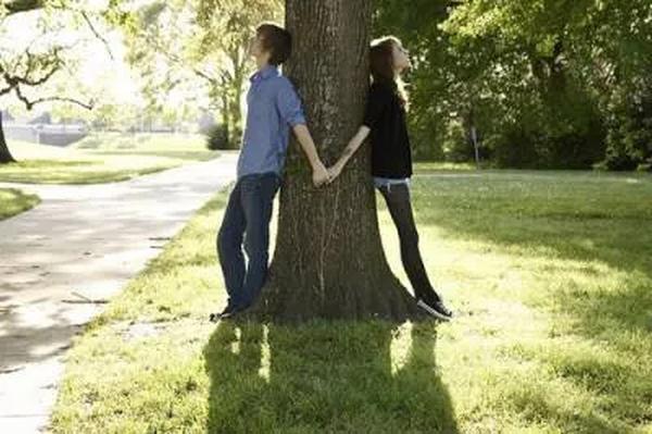 男生为什么默默关注女生(男生明确拒绝了你还默默关注你)