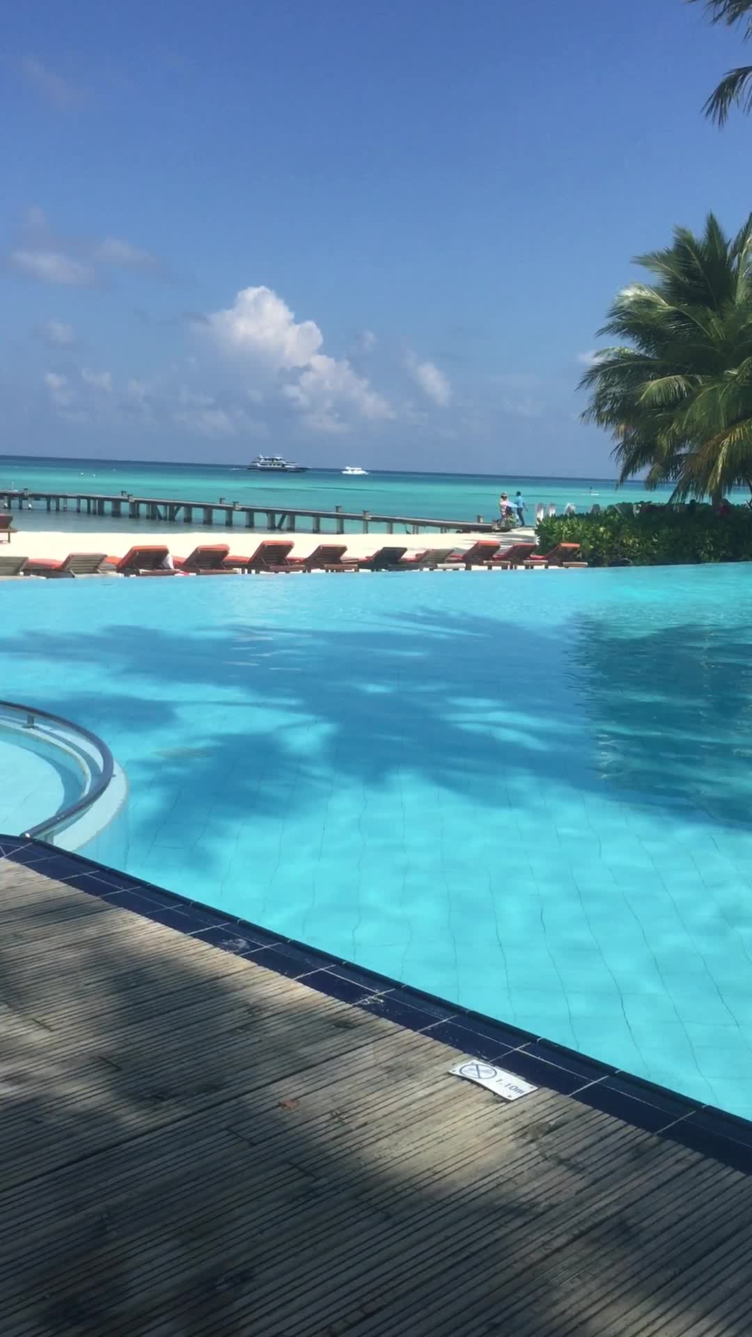 马尔代夫# #海景# 海景游泳池,天气好,简直太漂亮了