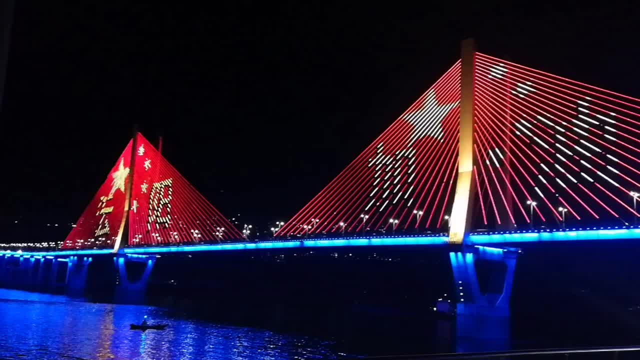 今晚的云阳长江大桥夜景文字感动了全世界!