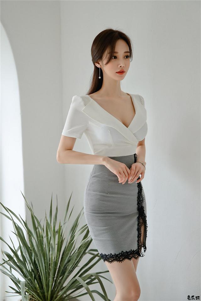 孙允珠：灰彩渐变水晶石岩纯白包臀裙