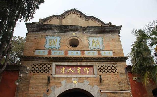 云南企鹤楼——中西融合的古建筑群