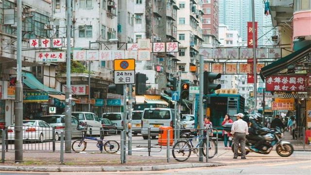 香港天价“鸽子笼”，面积仅12平米，5步就走完，比停车位还小