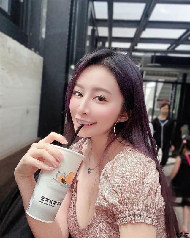 身材修长匀称的Lily，姣好身材突出重点就是胸前事业线