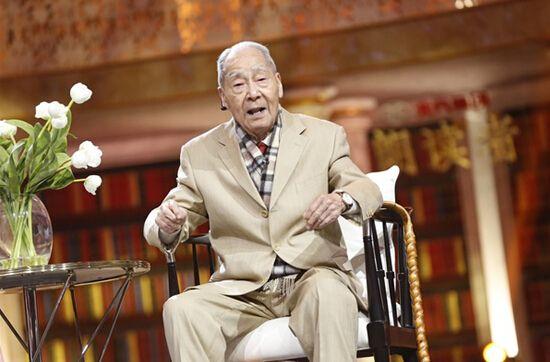 “熬夜”被96岁翻译家许渊冲翻得好文艺！-笑傲英语网