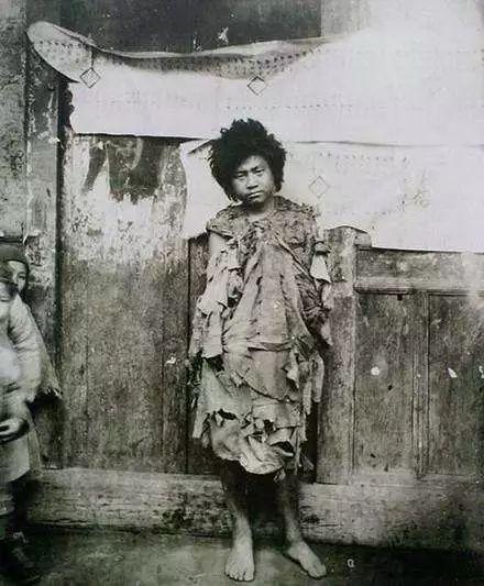 老照片：百年前的穷人生活是这样子，让人心酸