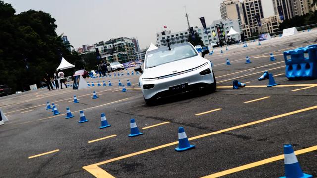 终于，特斯拉迎来了真正的对手——试驾小鹏P7