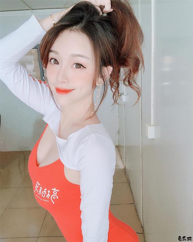 软萌美女游泳比基尼坚挺饱满凸包包正点到位！