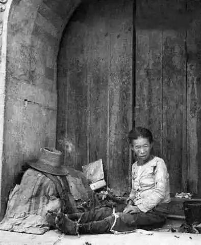 老照片：百年前的穷人生活是这样子，让人心酸