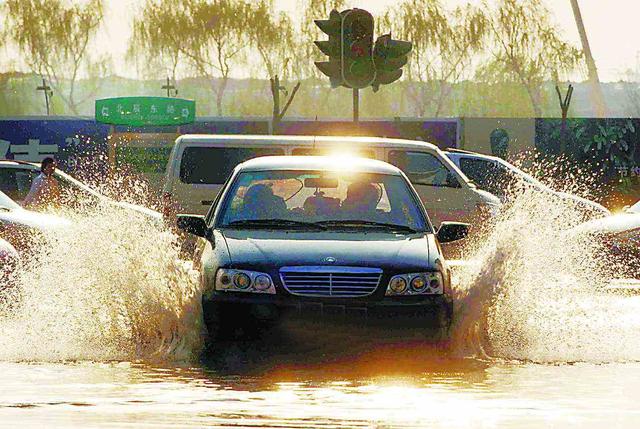 下雨天开车过积水路面 注意的六个建议