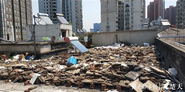 小区楼顶垃圾成山，清运需20多万，居委会表示将逐步清理