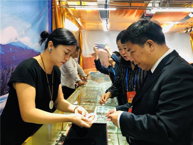 新疆阿勒泰地产天然宝石在广西梧州宝石节上“大放异彩”