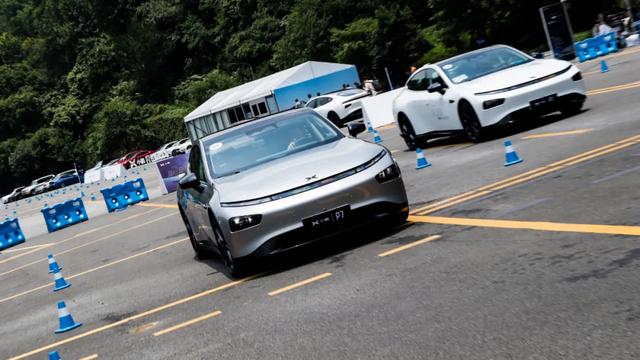 终于，特斯拉迎来了真正的对手——试驾小鹏P7