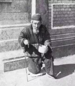 老照片：百年前的穷人生活是这样子，让人心酸