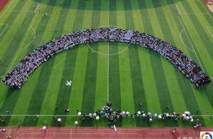 Super graduation is patted together according to 2