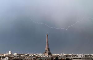 Pink lightning hits iron tower of dust humble Er, 