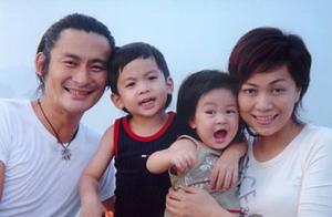 Hill of singer scene hillock of a pair of children illuminate nearly, the son is more beautiful than