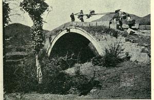 The Yunnan 1903, city gate of Dali government office is topping, the bridge that appraise government