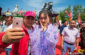 Uncle loves group photo accept as a souvenir, the girl that shoot felt embarrassed, such practice do