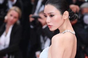 Xi Mengyao knocks gently skirt of swan of Na Gong 