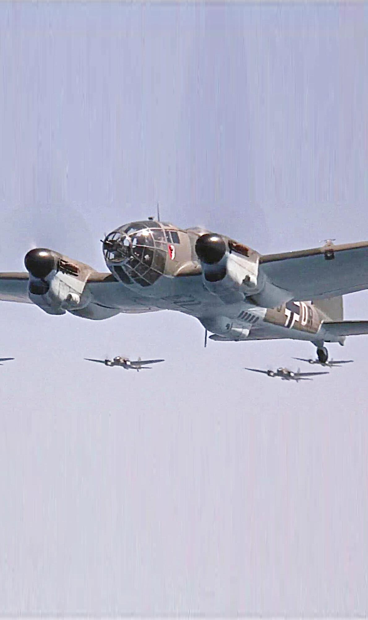 亨克尔111轰炸机群,被英国喷火战机全歼,逼真格斗场景