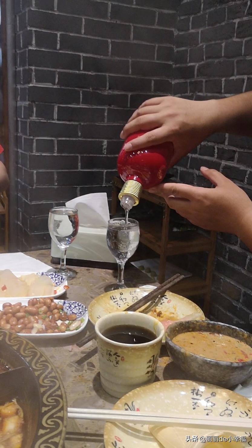 俩贤妻良母,陪孩子们玩,顺便陪老公们喝酒[大笑]