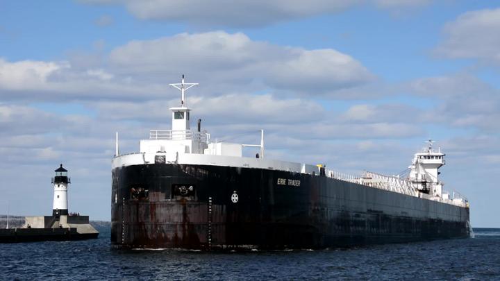 这是什么货轮船身有点长