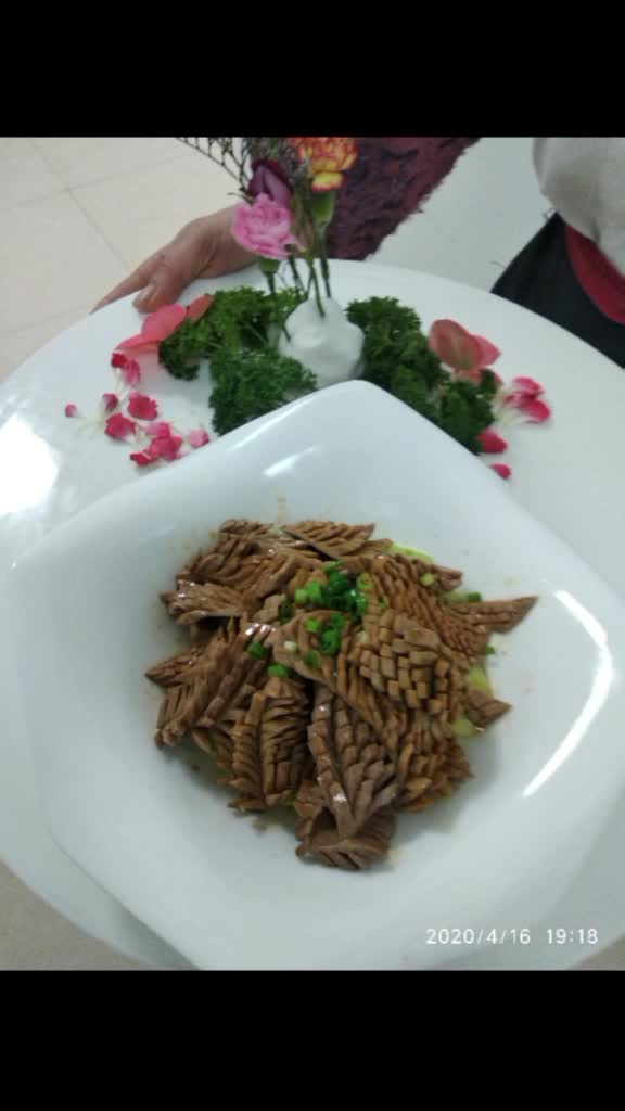 熱菜中腰花,鱖魚片,皆以水汆,油淋,澆沾汁,還有一餾菜#美食生活