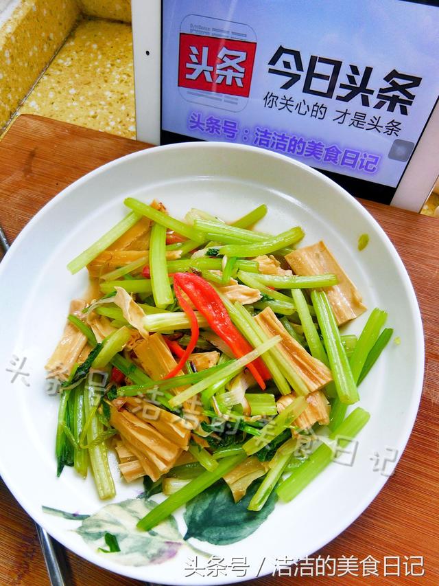 芹菜最好吃的做法，只需加入这个食材，营养美味还抗疲劳