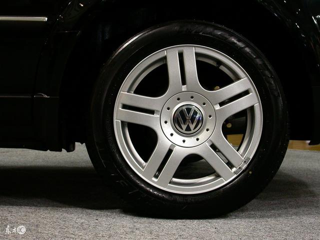 为什么汽车轮子在开的时候看起来是在后退呢 汽车知识网