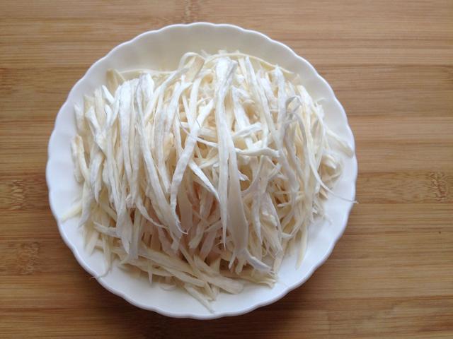 这两天吃肉太多感觉有些油腻，今天做了这道开胃菜，上桌就被抢