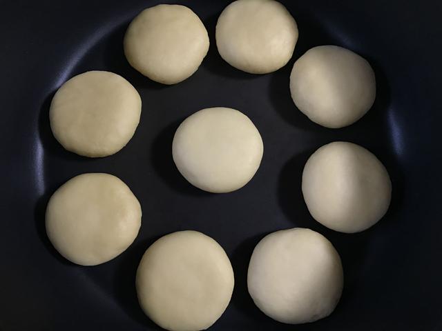 这种饼不加一滴水，吃在嘴里满口香，出锅后大家都抢着吃