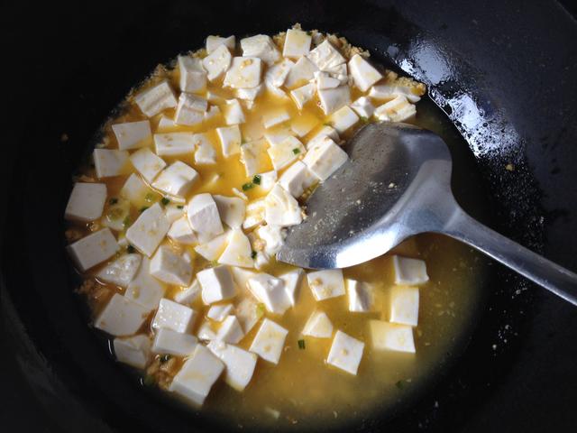 把它放进豆腐里，盐都不用放了，金灿灿的特漂亮，豆腐滑嫩味道鲜
