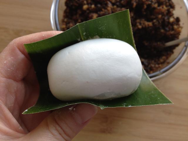 这道小吃必须得用叶子包起来蒸着才好吃，外皮软糯内馅鲜香特好吃