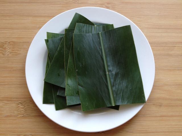 这道小吃必须得用叶子包起来蒸着才好吃，外皮软糯内馅鲜香特好吃