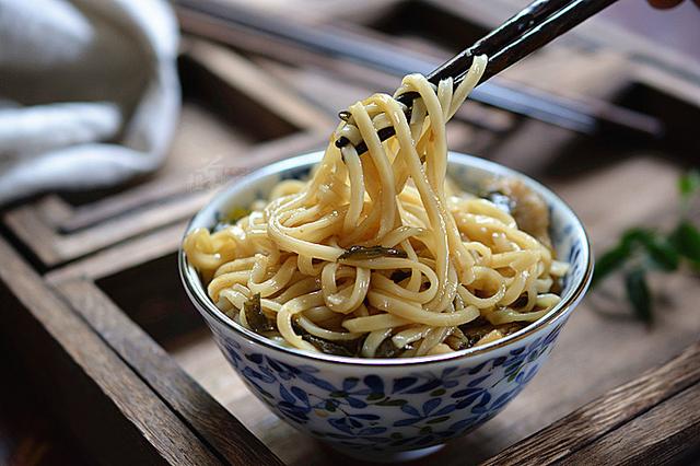 在家就可以做出非常地道的地方面食，鲜美又开胃，看完你也会