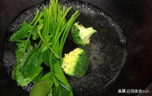 多给孩子吃这菜，补铁补钙还护眼，10分钟上桌，孩子超爱吃！