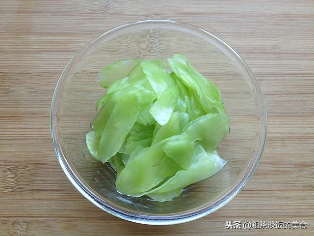 这菜冬天最便宜，和鸡蛋一起炒，清香爽脆又营养，孩子最喜欢