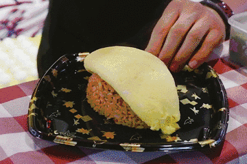 火锅店,点一碗3块钱的米饭,搭配不要钱的牛肉末和番茄汤形成一道美食