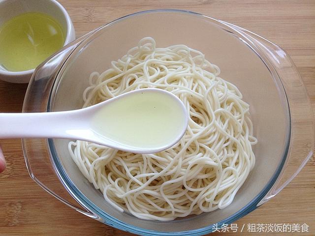 不想吃汤面，那就来试试这道拌面，香味十足，吃上一口天天都馋它