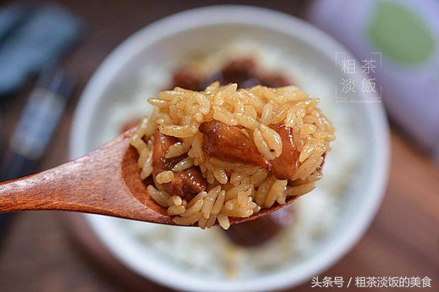 這碗飯很火爆，飯店一小碗要15元，自己做只需幾元，好吃又簡單