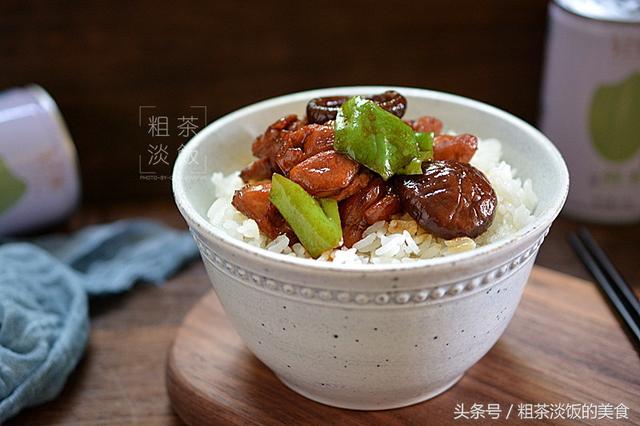 這碗飯很火爆，飯店一小碗要15元，自己做只需幾元，好吃又簡單
