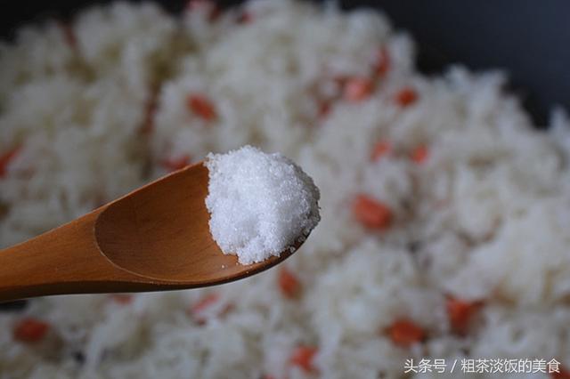 用这两样东西炒饭，不放鸡蛋都好吃，米饭粒粒分明有弹性，香极了