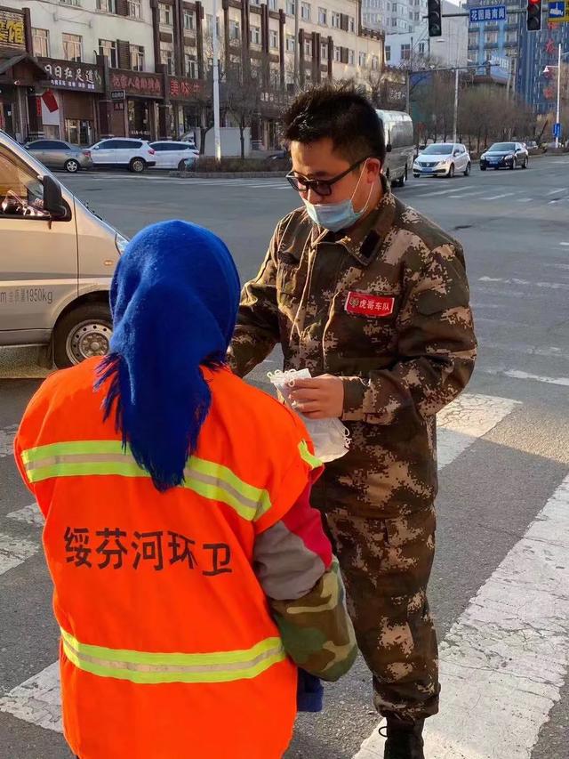 【绥芬河】独自逆行武汉的他，再次奔赴绥芬河！这一幕让他没想到…