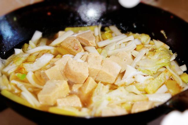 土豆别再炒着吃了，试试这种新鲜做法，太香了，吃完全身都暖和！