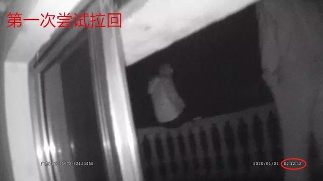 冬夜男子欲轻生,民警冒险将其拽回