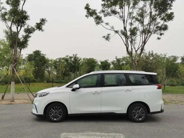 试驾上汽MAXUS EUNIQ插电混动SUV/MPV，谁更适合家用?